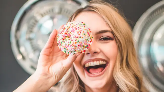 Ilustrasi gigi dan makanan manis, donat