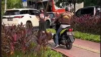 Aksi Pemuda Main Skateboard untuk Halangai Pemotor Masuk Trotoar Tuai Pujian.&nbsp; foto: TikTok @dirtys4t____