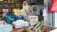 Harga telur di Banyuwangi meraka naik, seiring banyaknya orang gelar hajatan (Hermawan Arifianto/ Liputan6.com)