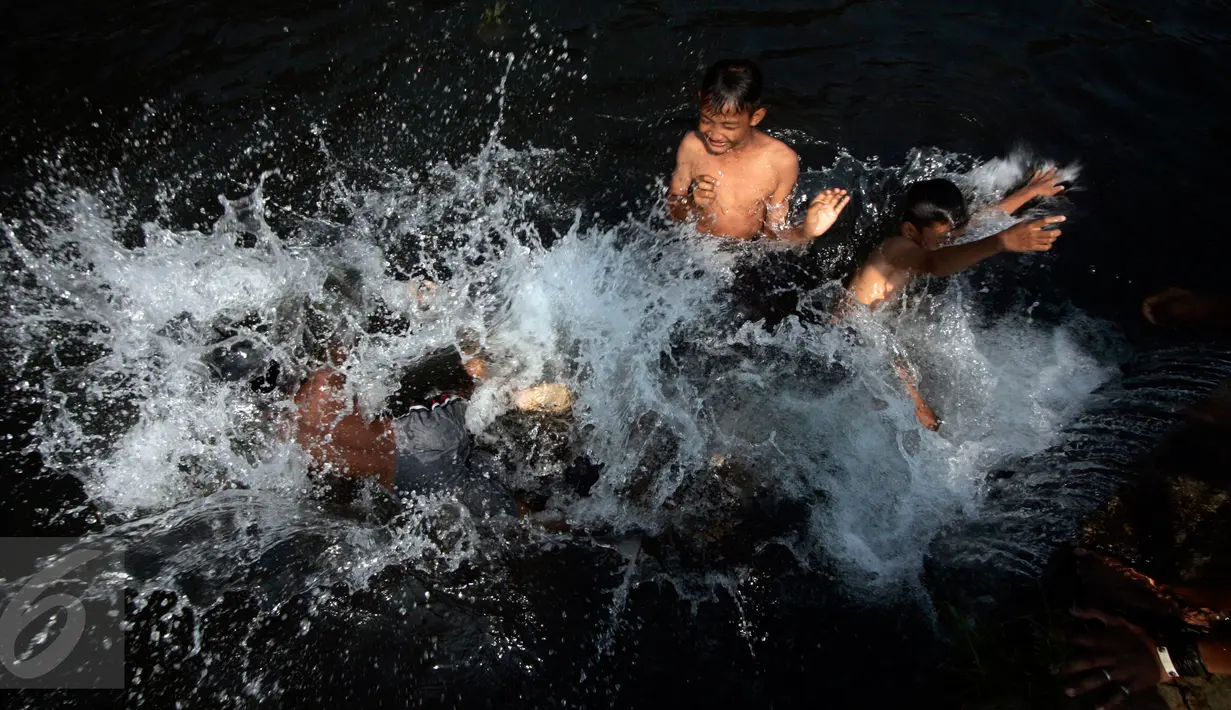 Keseruan anak-anak bermain air saat mengikuti ritual "padusan" di pemandian Umbul Saren Wedomartani, Sleman, Minggu (5/6). Padusan sudah menjadi tradisi masyarakat Jawa yang dilakukan setiap tahun menyambut datangnya Ramadan. (Liputan6.com/Boy Harjanto)
