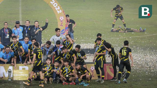 Foto: Apes, Pemain Malaysia Ini Malah Kena Cedera Saat Timnya Merayakan Juara Piala AFF U-19 2022