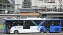Bus Transjakarta berhenti di Halte Bus Transjakarta Gelora Bung Karno (GBK) di Jalan Jenderal Sudirman, Jakarta, Selasa (24/7). (Liputan6.com/Faizal Fanani)