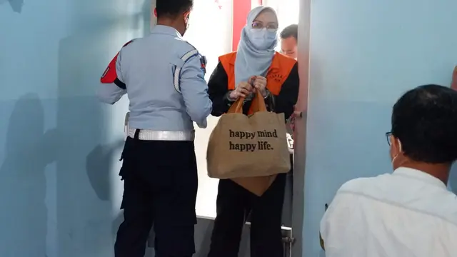Puput Tantriana Sari saat tiba di Rutan Perempuan Surabaya. (Dian Kurniawan/Liputan6.com)