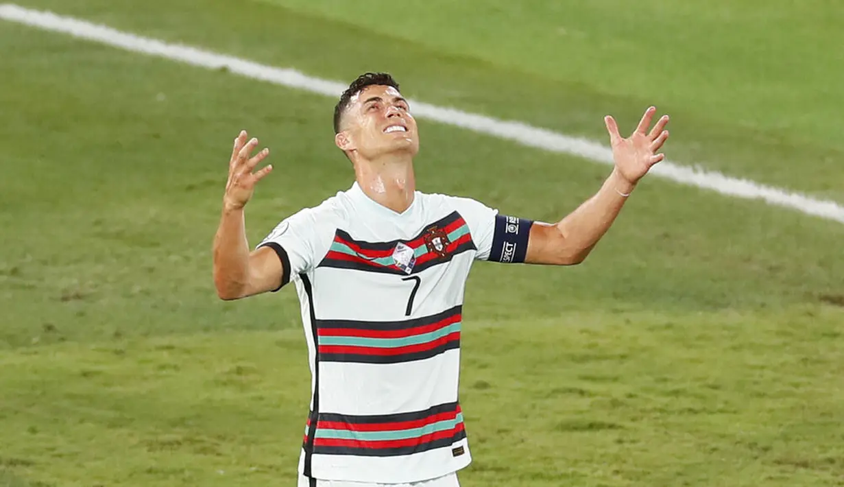 Kekalahan 0-1 yang ditelan Portugal ini membuat sang juara bertahan harus angkat koper dari ajang tersebut. (Jose Manuel Vidal/Pool via AP)