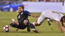 Pemain Kosta Rika, Celso Borges (kanan), berebut bola dengan pemain AS, Jermaine Jones, ada laga penyisihan Grup A Copa America Centenario 2016 di Chicago, Illinois, AS, (8/6/2016) WIB. (AFP/Omar Torres)