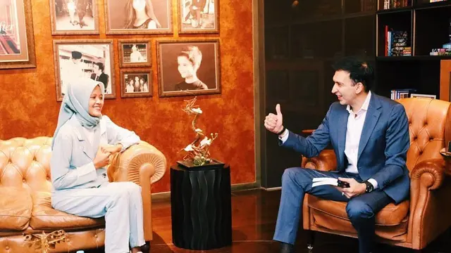 Manoj Punjabi bertemu penulis dengan nama pena MartabakKolor atau ItaKrn. (Foto: Instagram @manojpunjabimd)