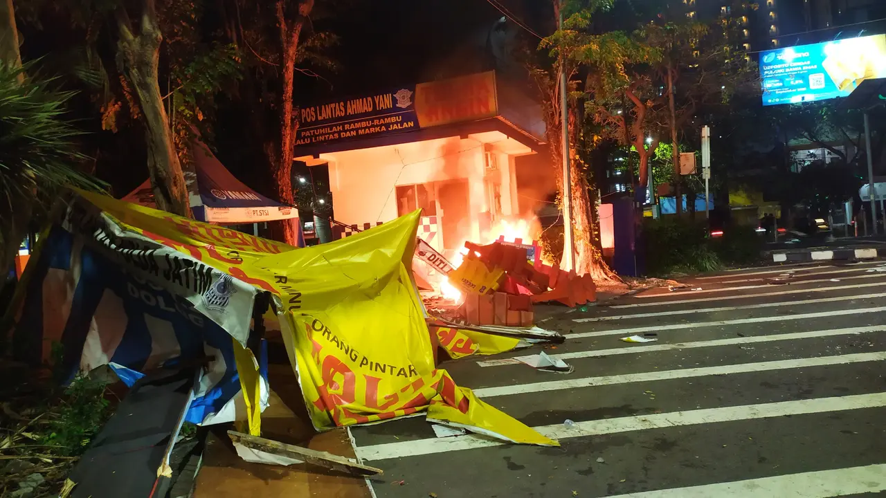 Pos polisi Taman Bungkul dibakar massa.