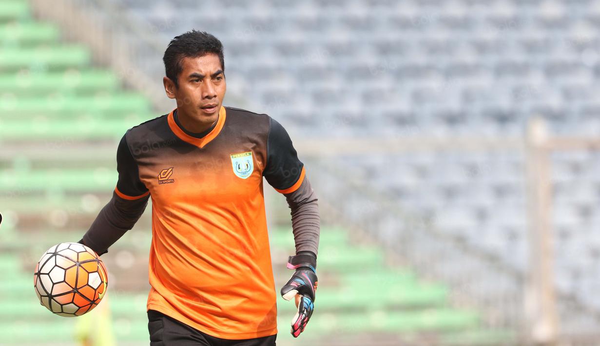 Kapten sekaligus kiper Persela Lamongan, Choirul Huda, meninggal dunia pada Minggu (15/10/2017) pukul 17.15 WIB. (Bola.com/Nicklas Hanoatubun)