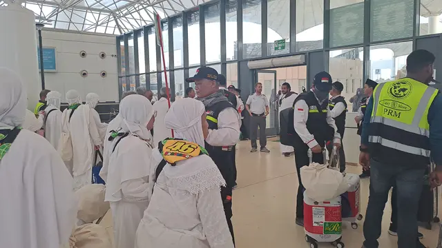 Fase kedatangan jemaah haji Indonesia gelombang dua di Tanah Suci sudah dimulai. Ada dua kelompok terbang (kloter) yang mendarat perdana di Bandara King Abdulaziz International Airport (KAIA) Jeddah pada Kamis (8/6/2023) pagi waktu Arab Saudi (WAS). (Nafi