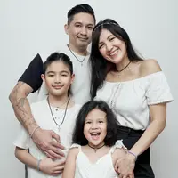 Foto Keluarga Ryan Delon dan Sharena (Sumber: Instagram/mrssharena)