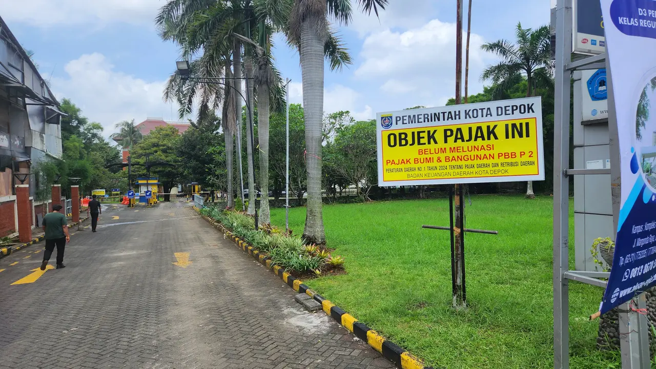 Salah satu hotel terpasang plang belum melunasi pajak di Jalan Raya Margonda, Depok.