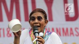 Menteri KKP Susi Pudjiastuti membawa mangkuk kertas saat memberikan sambutan acara Family Day AGP di Pasar Akhir Pekan SCBD, Jakarta, Minggu (25/11). Susi mengatakan plastik susah terurai dan menjadi penyumbang sampah terbesar. (Liputan6.com/Fery Pradolo)