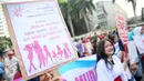 Beragam atribut berisi ajakan untuk melawan kekerasan seksual diperlihatkan saat aksi Stop Kekerasan Seksual saat Car Free Day di Bundaran HI, Jakarta, Minggu (6/12/2015). Mereka menolak kekerasan seksual dan stop perkosaan. (Liputan6.com/Faizal Fanani)