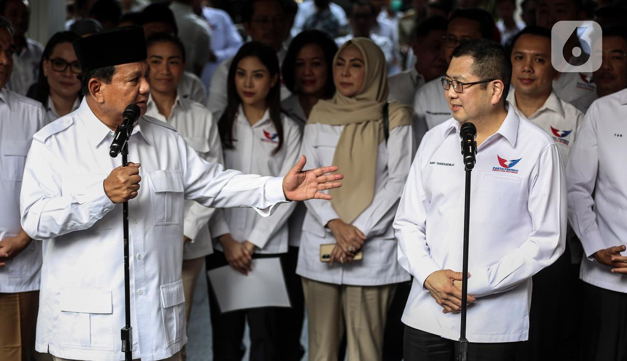 Ketua Umum Partai Perindo Hary Tanoesoedibjo (HT)  menyambangi rumah Ketua Umum Partai Gerindra Prabowo Subianto yang berlokasi di Jalan Kartanegara Nomor 04, Jakarta Selatan, Rabu (5/4/2023). (Liputan6.com/Johan Tallo)
