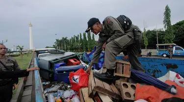 Petugas Satpol PP kembali melakukan razia terhadap pedagang kaki lima (PKL) di sekitar Monas, Jakarta, Kamis (4/12/2014). (Liputan6.com/Faizal Fanani)