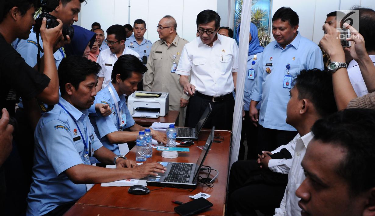 Menkumham Yasonna H Laoly (tengah) mengecek lokasi pengecekan administrasi tes seleksi CPNS Kemenkumham di gedung BKN, Jakarta, Senin (11/9). Pada 2017, tercatat 1.116.138 pelamar CPNS mendaftar di lingkungan Kemenkumham. (Liputan6.com/Helmi Fithriansyah)
