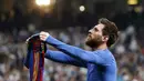 Gaya Lionel Messi merayakan gol dengan melepas jerseynya saat melawan Real Madrid pada duel El Clasico di Santiago Bernabeu stadium, Madrid, (23/4/2017). Barcelona menang 3-2. (EPA/Juan Carlos Hidalgo)