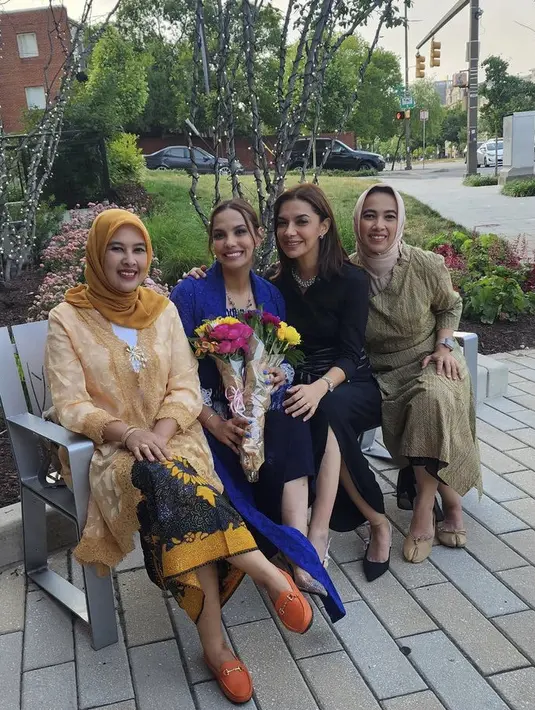 Nahla baru saja menyelesaikan pendidikan kedokteran di Amerika setelah sebelumnya menyelesaikan pendidikan S1 di Universitas Indonesia dan lulus sebagai dokter spesialis kulit. @najwashihab.