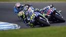 Valentino Rossi, menyalip satu per satu pebalap di depannya termasuk Jorge Lorenzo saat balapan MotoGP Australia di Sirkuit Phillip Island, Minggu (23/10/2016). (AFP/Saeed Khan)
