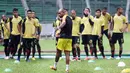 Keith Kayamba memberi porsi latihan fisik bagi tim Sriwijaya FC jelang laga Torabika SC 2016 melawan Persija Jakarta di Stadion Utama Gelora Bung Karno, Kamis (23/6/2016). (Bola.com/Nicklas Hanoatubun)