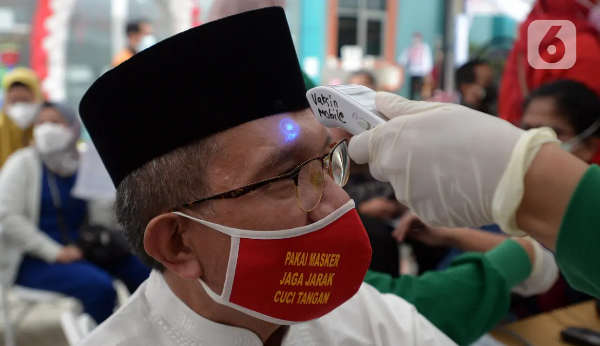 Warga menjalani pemeriksaan suhu tubuh sebelum disuntik vaksin COVID-19 Moderna oleh petugas kesehatan di Puskesmas Kramat Jati, Jakarta, Jumat (20/8/2021). Bagi masyarakat umum, saat ini diperbolehkan mendapat vaksin COVID-19 Moderna untuk menekan penyebaran virus corona. (merdeka.com/Imam Buhori)
