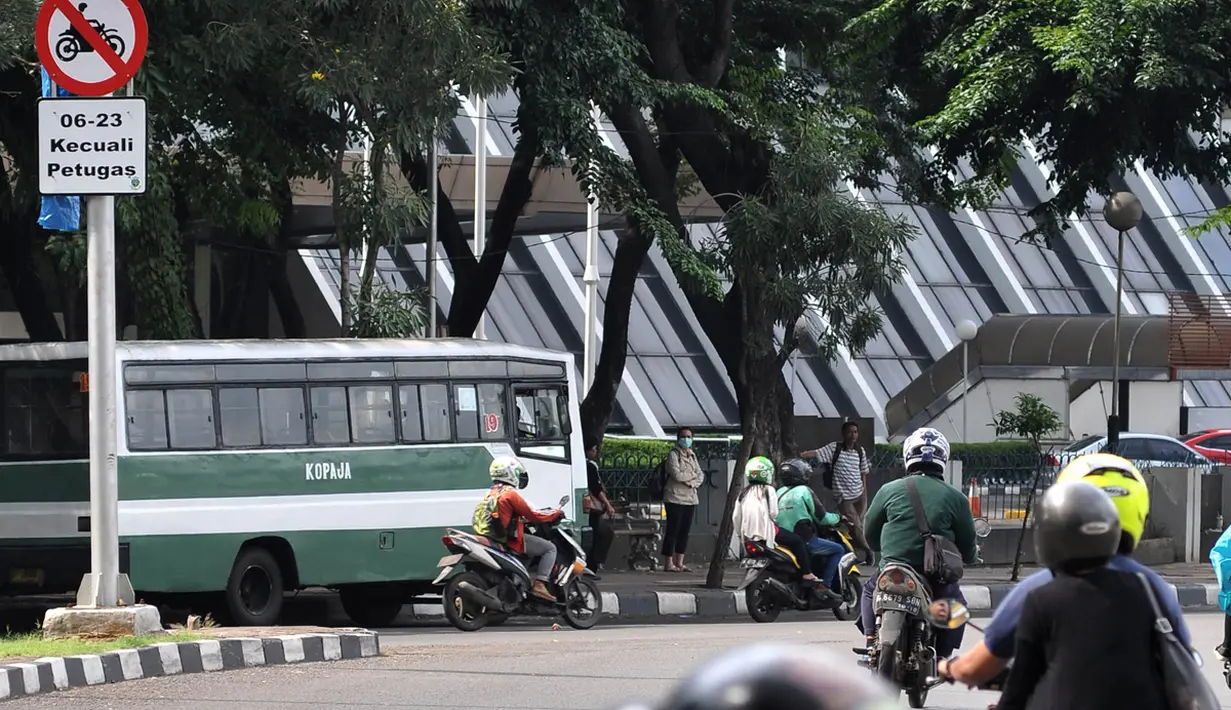 Sejumlah Sepeda motor melintasi jalan Sudirman, Sabtu, (30/4). Sebelumnya beredar kabar bahwa kebijakan Pemerintah Daerah akan mulai secara efektif melarang sepeda motor melintasi kawasan Senayan-Thamrin pada 1 Mei 2016 besok. (Liputan6.com/Johan Tallo)