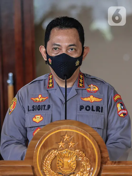 Kabareskrim Polri Komjen Pol Listyo Sigit Prabowo menyampaikan keterangan pers usai mengikuti uji kelayakan dan kepatutan calon Kapolri di Lobi Nusantara II, Kompleks Parlemen, Jakarta, Rabu (20/1/2021). Seluruh fraksi di Komisi III DPR setuju Listyo Sigit menjadi Kapolri. (Liputan6.com/Johan Tallo)