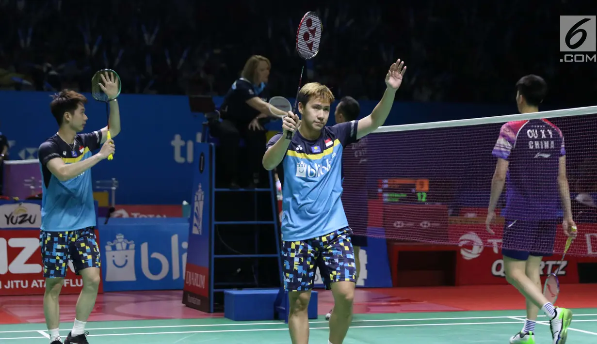 Pebulu tangkis ganda putra Indonesia, Marcus Fernaldi Gideon/Kevin Sanjaya Sukamuljo saat melawan Ou Xuan Yi/Zhang Nan (China) di perempat final Indonesia Open 2019 di Istora Senayan, Jakarta, Jumat (19/7/2019). Marcus/Kevin unggul 21-12, 21-16. (Liputan6.com/Helmi Fithriansyah)