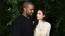 Tragedi perampokan yang menimpanya beberapa bulan lalu menimbulkan trauma yang berat untuk Kim Kardashian. Rasa takut dan trauma masih berdampak sampai sekarang dan membuat Kim tak ingin hadir di acara Paris Fashion Week. (AFP/Bintang.com)