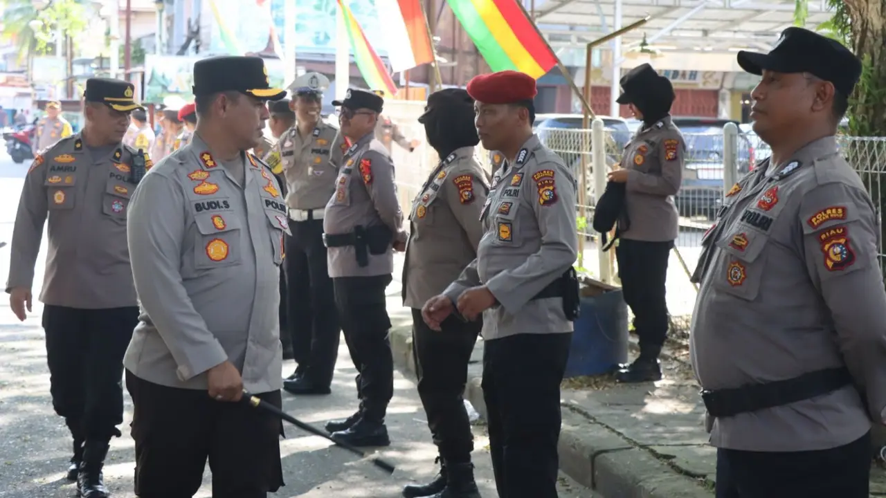 Kapolres Rohul AKBP Budi Setiyono mengecek personel pengamanan pleno penetapan pasangan calon bupati dan wakil bupati.