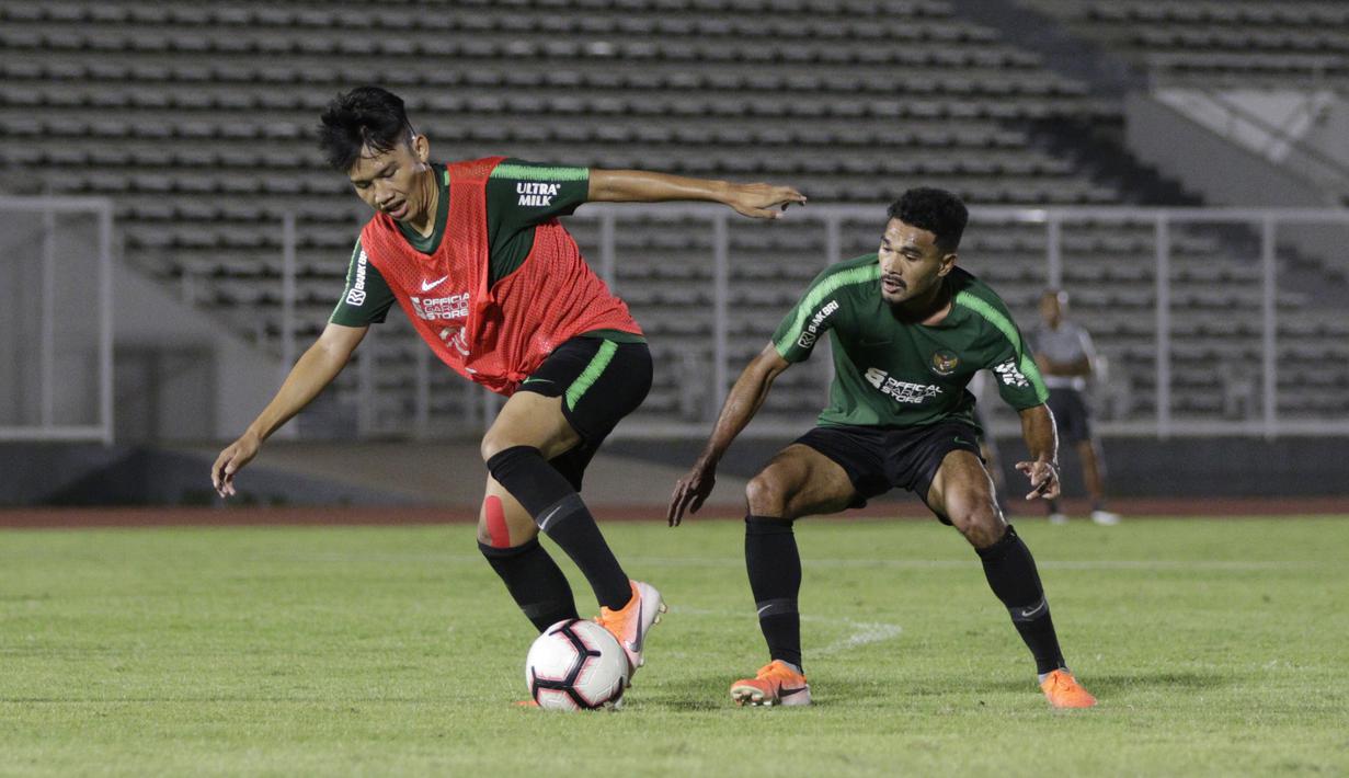 Pelatih Timnas Indonesia U-22, Indra Sjafri, saat sesi latihan di Stadion Madya, Jakarta, Rabu (24/7). Latihan ini merupakan persiapan jelang Sea Games 2019 Filipina. (Bola.com/M Iqbal Ichsan)