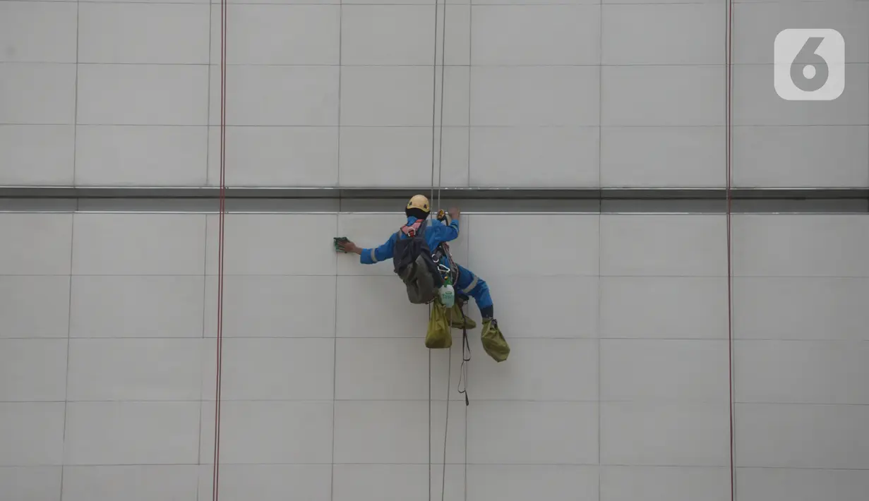 Pekerja ketinggian gedung di Jakarta, Rabu (28/10/2020). Menurut data dari BPJAMSOSTEK angka klaim kecelakaan kerja pada semester I 2020, yakni dari Januari sampai dengan Juni, meningkat 128 persen. Angka ini naik dari sebelumnya hanya 85.109 kasus menjadi 108.573 kasus. (merdeka.com/Imam Buhori)