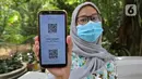 Pengunjung Kebun Raya Bogor menunjukkan tiket daring dari gawainya, Jawa Barat, Selasa (7/7/2020). Kebun Raya Bogor dan Kebun Raya Cibodas kembali dibuka untuk umum dengan protokol kesehatan pencegahan penyebaran pandemi COVID-19. (Liputan6.com/Herman Zakharia)