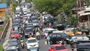 Sejumlah kendaraan melintasi Jalan Pramuka, Jakarta, Jumat (20/11). Banyaknya kendaraan pribadi yang parkir di kawasan tersebut menjadi salah satu penyebab kemacetan. terutama saat pagi hingga siang hari. (Liputan6.com/Immanuel Antonius)