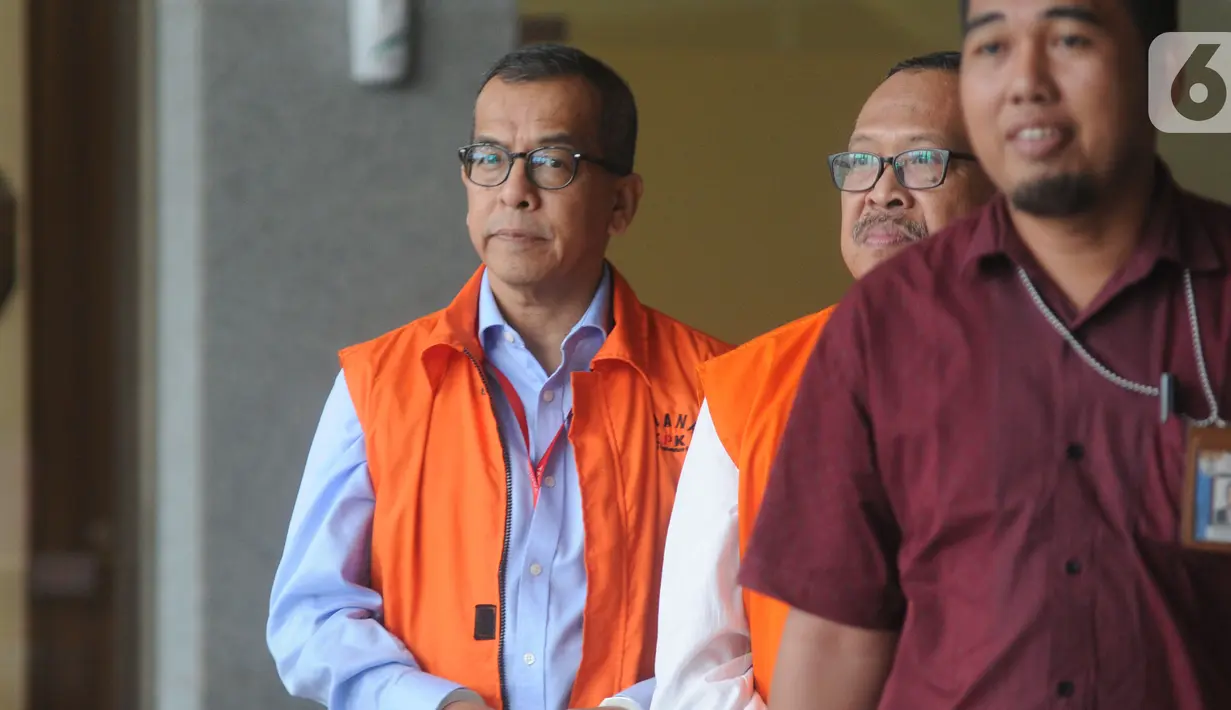 Mantan Direktur Utama PT Garuda Indonesia Emirsyah Satar (kiri) usai menjalani pemeriksaan di Gedung KPK, Jakarta, Jumat (01/11/2019). Satar diperiksa sebagai tersangka terkait kasus dugaan suap pengadaan mesin Rolls-Royce PLC untuk pesawat Airbus milik Garuda Indonesia. (merdeka.com/Dwi Narwoko)