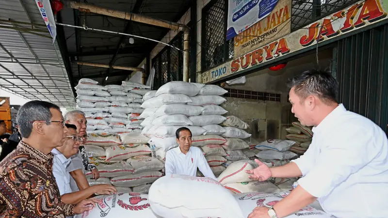 Presiden Joko Widodo (Jokowi) melakukan pengecekan ketersediaan Cadangan Beras Pemerintah (CBP) yang disalurkan dalam program Stabilisasi Pasokan dan Harga Pangan (SPHP) di Pasar Induk Beras Cipinang (PIBC). (Dok Bulog)