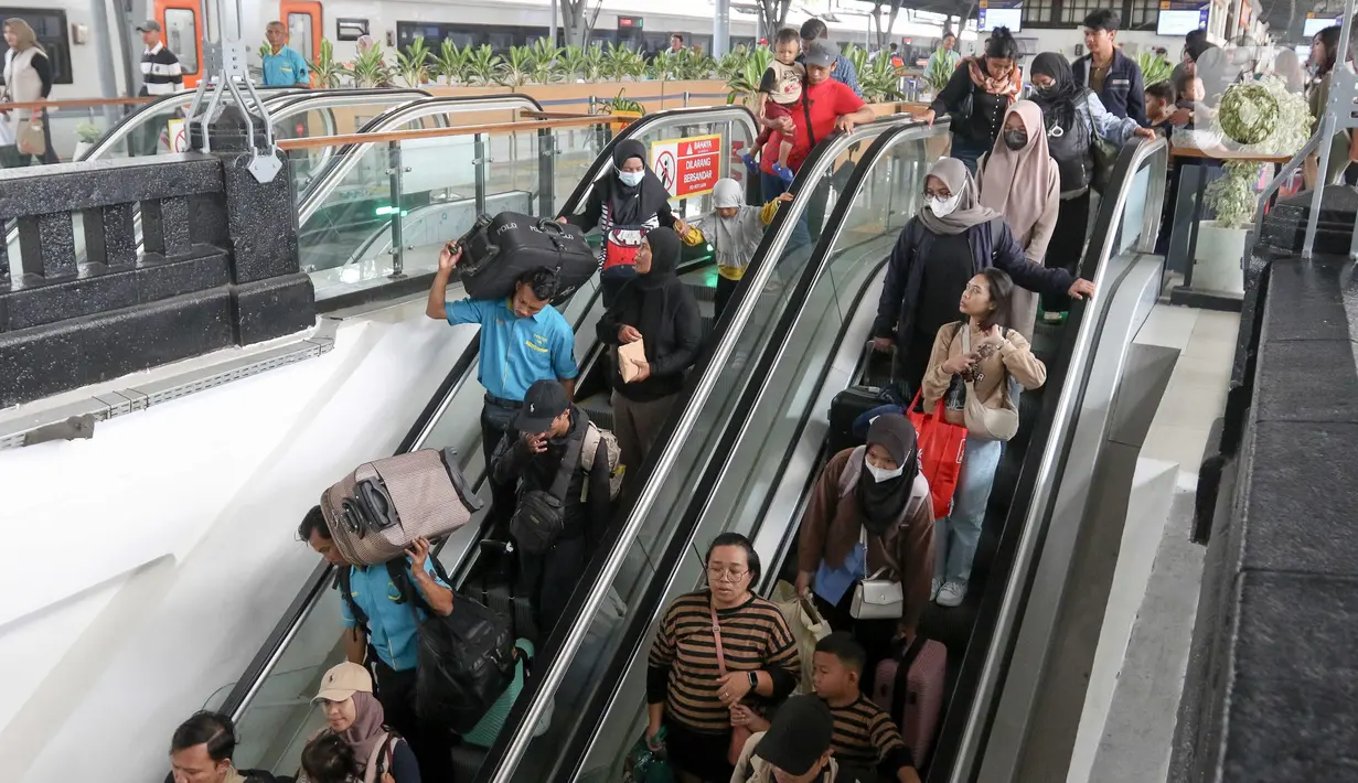 Manager Humas KAI Daop 1 Jakarta, Ixfan Hendriwintoko mengatakan puncak arus balik mulai tercatat pada 4 April 2025 dengan jumlah kedatangan mencapai 52.560 penumpang. (Liputan6.com/Herman Zakharia)