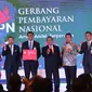 Ketua Asosiasi Sistem Pembayaran Indonesia (ASPI) Anggoro Eko Cahyo (tengah) bersama sejumlah menteri Kabinet Kerja, menunjukkan kartu Gerbang Pembayaran Nasional (GPN) saat peresmian di Gedung BI, Jakarta, Senin (4/12). (Liputan6.com/Angga Yuniar)