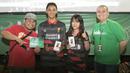 Pendukung Liverpool yang beruntung saat mengikuti nonton bareng mendapatkan hadiah handphone dari Bola.com di Alibaba Futsal, Bekasi, Minggu (13/8/2015). (Bola.com/Vitalis Yogi Trisna)