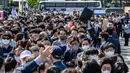 <p>Para tamu tiba menjelang pelantikan presiden baru Korea Selatan, Yoon Suk-yeol di Majelis Nasional di Seoul, Selasa (10/5/2022). Yoon Suk-yeol akan dilantik sebagai Presiden Korea Selatan untuk periode kepresidenan ke-20 pada hari Selasa ini. (ANTHONY WALLACE / AFP)</p>
