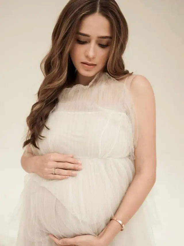 7 Potret Yasmine Wildblood Hamil Anak Ketiga, Tampil Elegan Kenakan Dress Putih Beraksen Ruffle