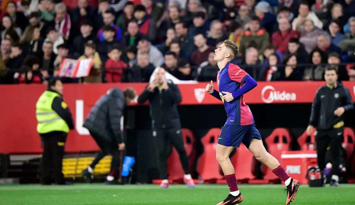 Di babak kedua, Barcelona langsung tancap gas. Mereka langsung menjebol gawang Sevilla ketika laga berjalan sekitar semenit (46) lewat tandukan Fermin Lopez. (CRISTINA QUICLER/AFP)