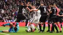 Pemain Real Madrid, Lucas Vazquez, bersitegang dengan pemain Deportivo La Coruna, Sidnei, pada pekan ke-15 La Liga Spanyol di Santiago Bernabeu, Sabtu (10/12/2016). (AFP/Pierre-Philippe Marcou)