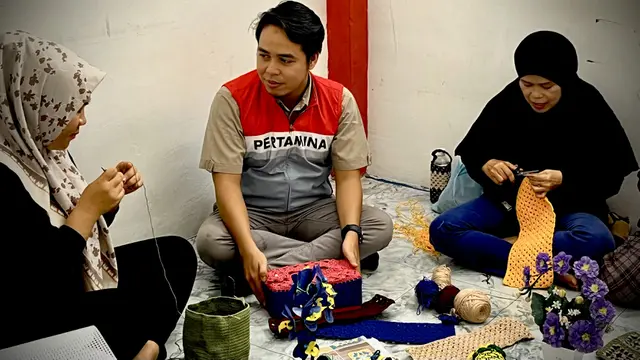 Pihak Pertamina EP Jambi  tengah melihat hasil karya kerajinan tangan oleh warga binaan di Lapas Perempuan Kelas IIB Jambi.