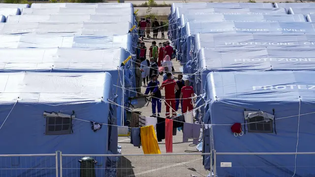 FOTO: Potret Pengungsi Afghanistan di Kamp Pengungsian Palang Merah Italia