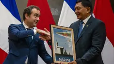 Menteri Pertahanan Republik Indonesia, Sjafrie Sjamsoeddin (kanan) menerima cinderamata dari Menhan Prancis, Sebastian Lecornu, dalam pertemuan mereka di Gedung Kementerian Pertahanan (Kemenhan), Jalan Medan Merdeka Barat, Jakarta Pusat, Jumat (31/1/2025). (ADITYA AJI/AFP)