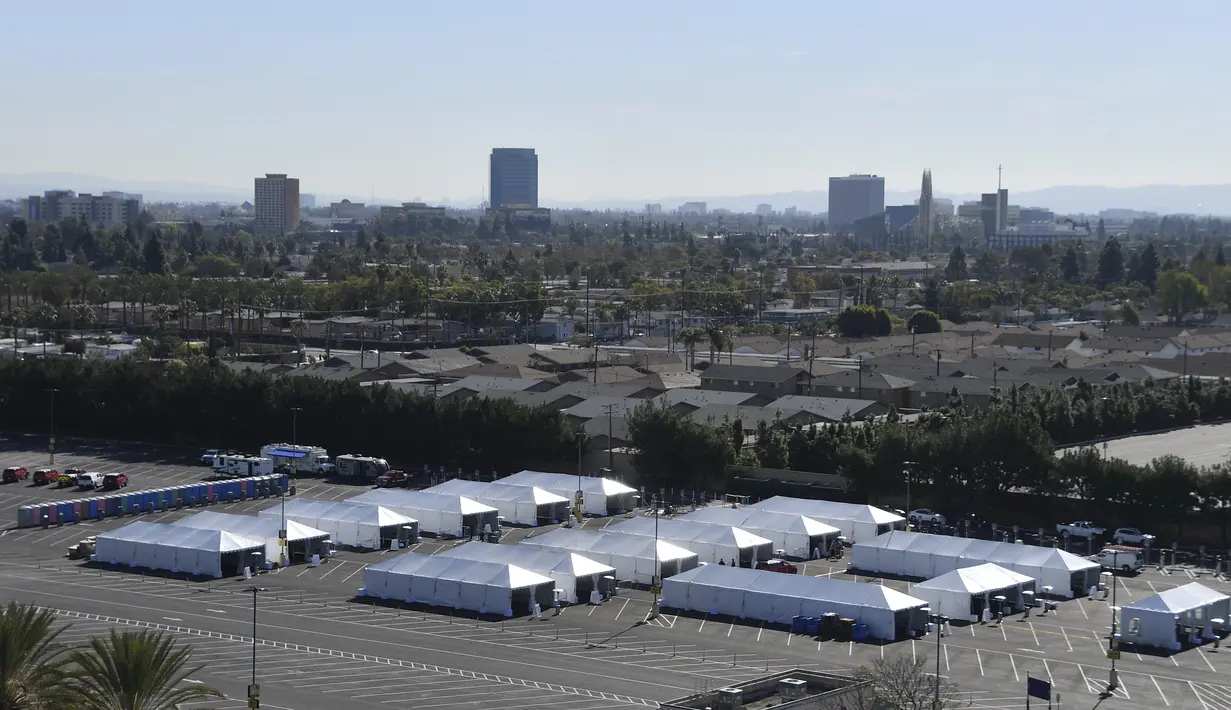 Tenda vaksinasi COVID-19 didirikan di sebelah utara tempat parkir Toy Story di Disneyland Resort di Anaheim, California, AS, Selasa (12/1/2021). Disneyland akan dialihfungsikan menjadi lokasi vaksinasi Covid-19 di Orange County, California. (Jeff Gritchen/The Orange County Register via AP)