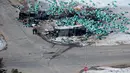 Personel darurat bekerja di lokasi kecelakaan bus pembawa tim hoki Humboldt Broncos junior di luar Tisdale, Saskatchewan, Kanada, Sabtu, (7/4). Sebanyak 14 orang tewas dalam kecelakaan tersebut. (Jonathan Hayward/The Canadian Press via AP)