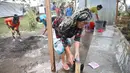 Warga pengungsi Gunung Agung mencuci pakaian di MCK sementara di di Posko Pengungsi Rendang, Bali, Sabtu (2/12). (Liputan6.com/Immanuel Antonius)