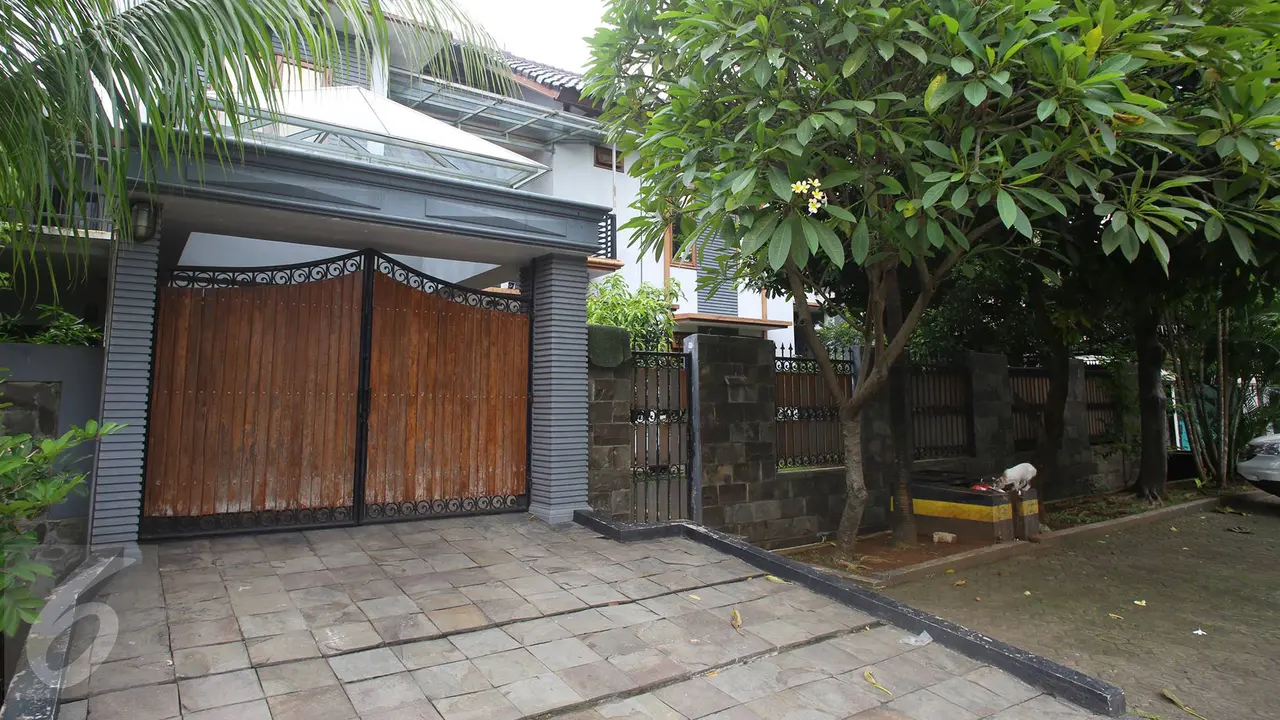 20170126-Ditangkap KPK, Rumah Patrialis Akbar Sepi Aktivitas-Jakarta